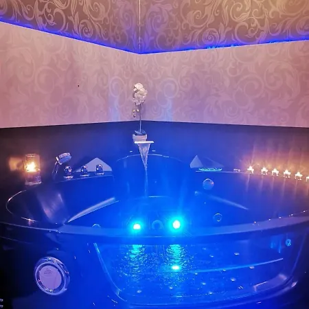 Confort Avec Balneo Et Lit King Size Liebeshotel Pézenas