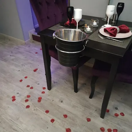 Hodinový hotel Confort Avec Balneo Et Lit King Size *