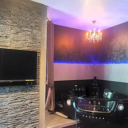 Hodinový hotel Confort Avec Balneo Et Lit King Size *