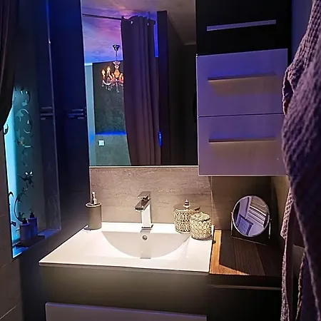 Hodinový hotel Confort Avec Balneo Et Lit King Size Pézenas