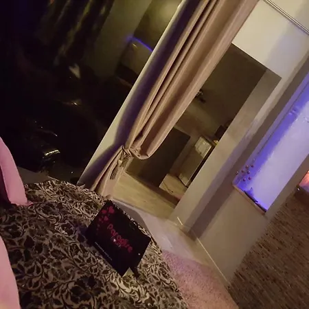 Hodinový hotel Confort Avec Balneo Et Lit King Size Pézenas
